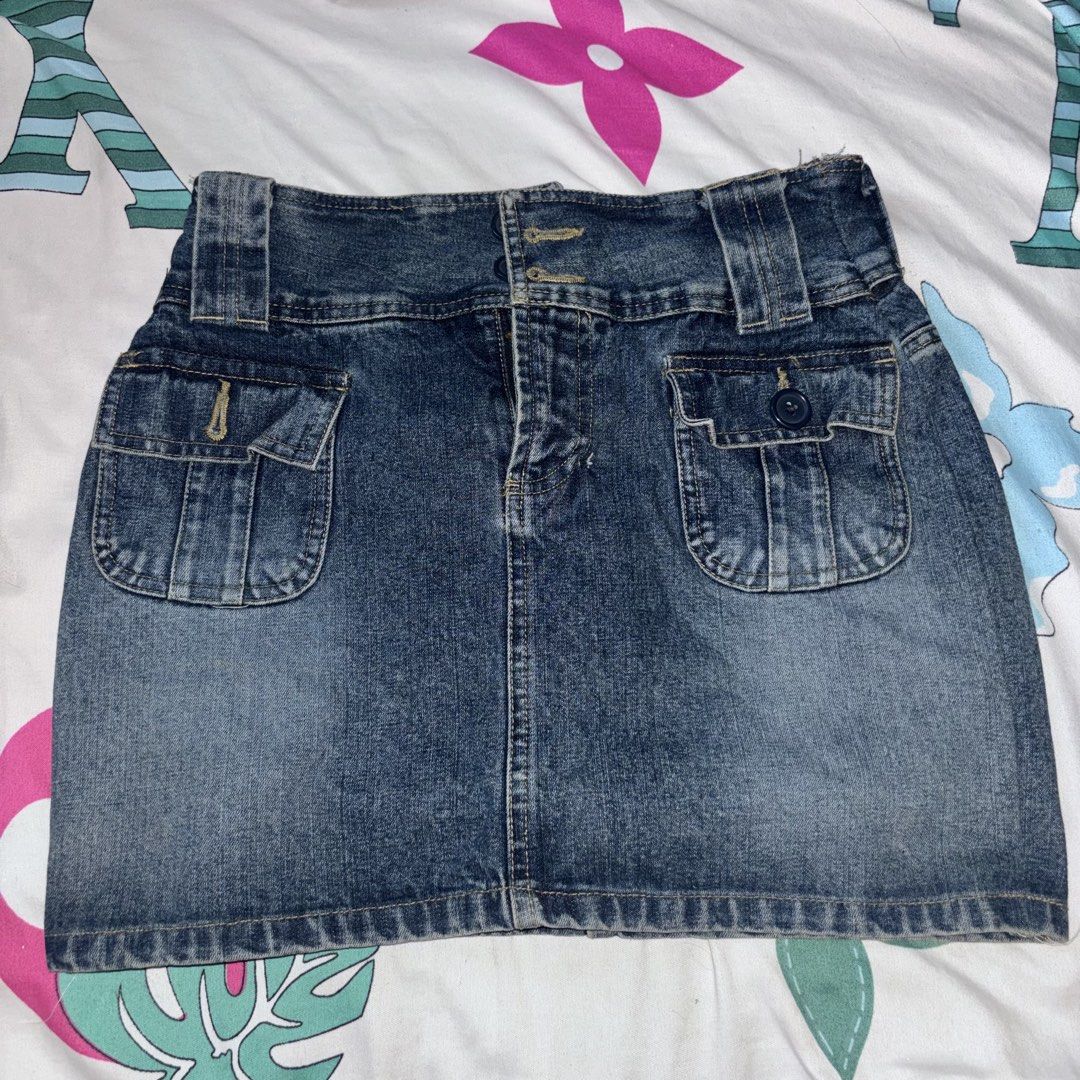 Mossissue Blue Denim Cargo Mini Skirt Size 9 (Category: Skirts) located in Bacoor. Submitted by fmax19 (Listing ID 1467914675, Image 2). Description: - Style: High-waisted denim mini skirt with Y2K vibe - Color: Classic blue wash - Size: Tag 9 attached inside (Fits XS to S) - Features: Front button closure, belt loops, and side utility cargo pockets.