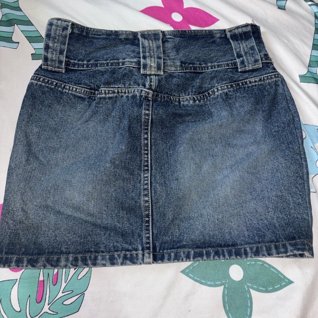 Mossissue Blue Denim Cargo Mini Skirt Size 9 (Category: Skirts) located in Bacoor. Submitted by fmax19 (Listing ID 1467914675, Image 3). Description: - Style: High-waisted denim mini skirt with Y2K vibe - Color: Classic blue wash - Size: Tag 9 attached inside (Fits XS to S) - Features: Front button closure, belt loops, and side utility cargo pockets.