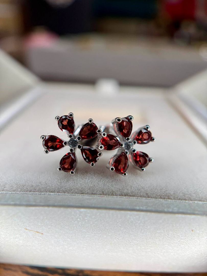 NATURAL GARNET FLORAL STUD EARRINGS (Category: Earrings) located in Baguio. Submitted by asna_taku (Listing ID 1467931540, Image 2). Description: ❤️ NATURAL GARNET FLORAL STUD EARRINGS ❤️ YES — NATURAL GARNET! ❤️✨ A gorgeous deep wine-red sparkle in a sweet floral design. These are the kind of earrings that look far more expensive than the price tag. 🌺 5-petal floral design ❤️ Natural faceted garnets with rich red tones ✨ Beautiful sparkle as th