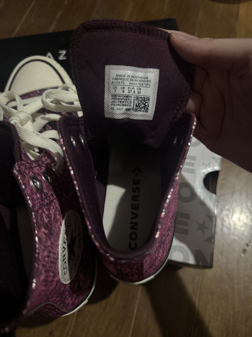 (Negotiable) Converse high top (Category: Sneakers) located in Quezon City. Submitted by alleahbb (Listing ID 1467905108, Image 3). Description: Women’s size 7 Was gifted and never used From US.
