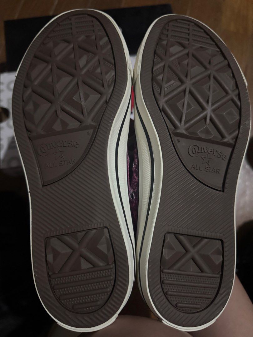 (Negotiable) Converse high top (Category: Sneakers) located in Quezon City. Submitted by alleahbb (Listing ID 1467905108, Image 2). Description: Women’s size 7 Was gifted and never used From US.