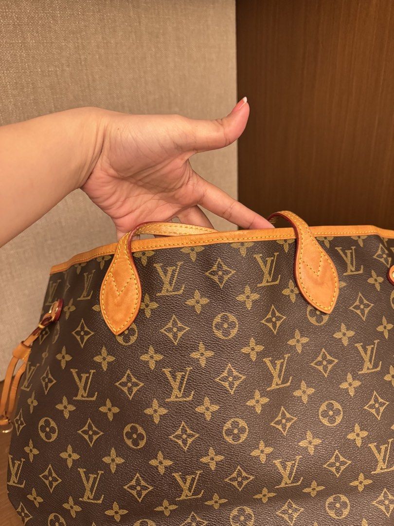 Neverfull Mm (Category: Announcements) located in Manila. Submitted by ninalumbang (Listing ID 1467944762, Image 3). Description: preloved authentic neverfull Mm size ni major flaws or issue normal signs of usage only! good condition no inclusion provided dustbag only. no meet up shipping only. .