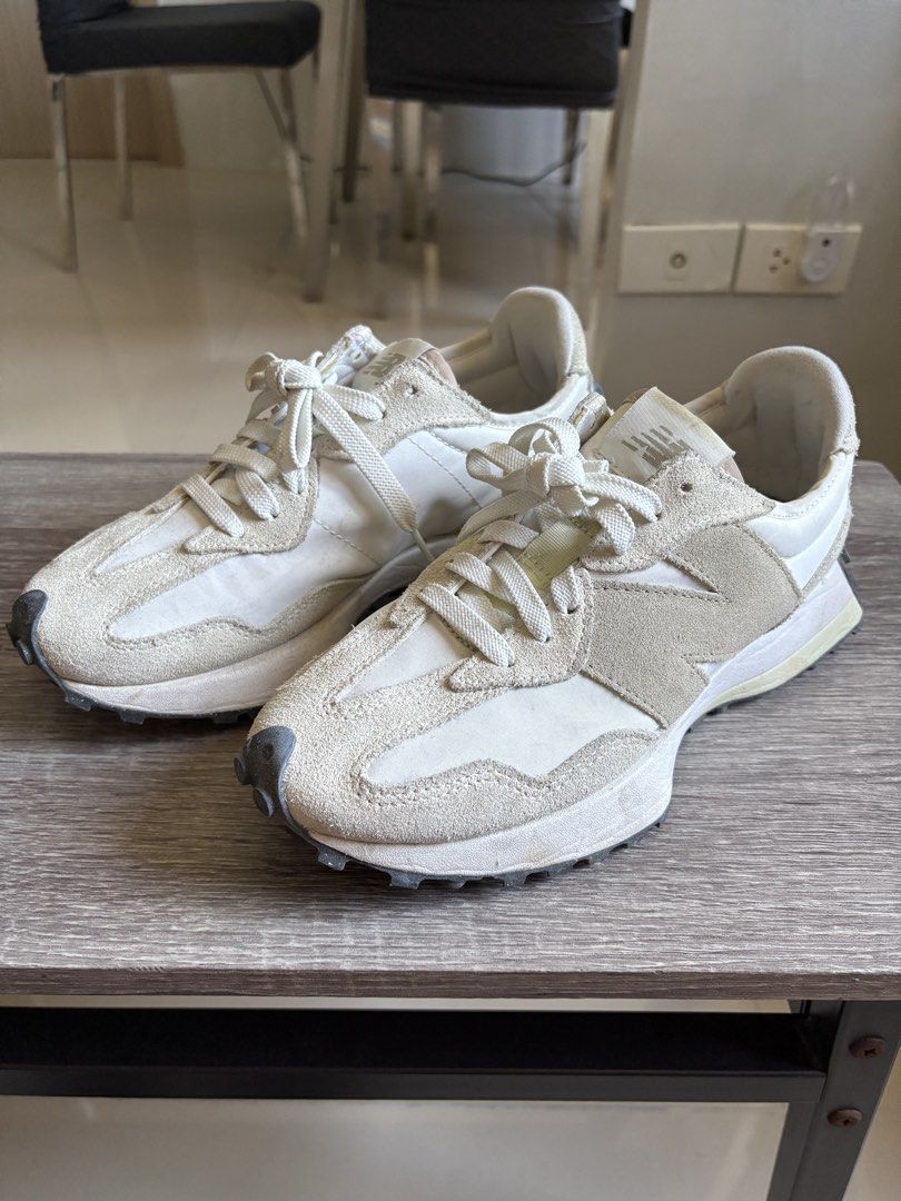 New Balance 327 (Category: Sneakers) located in Manila. Submitted by milo25900 (Listing ID 1467843391, Image 1). Description: Used New Balance 327s Size: Men US 6 | Womens US 7.5 Good condition, just needs some TLC Bought brand new Rfs: Decluttering.