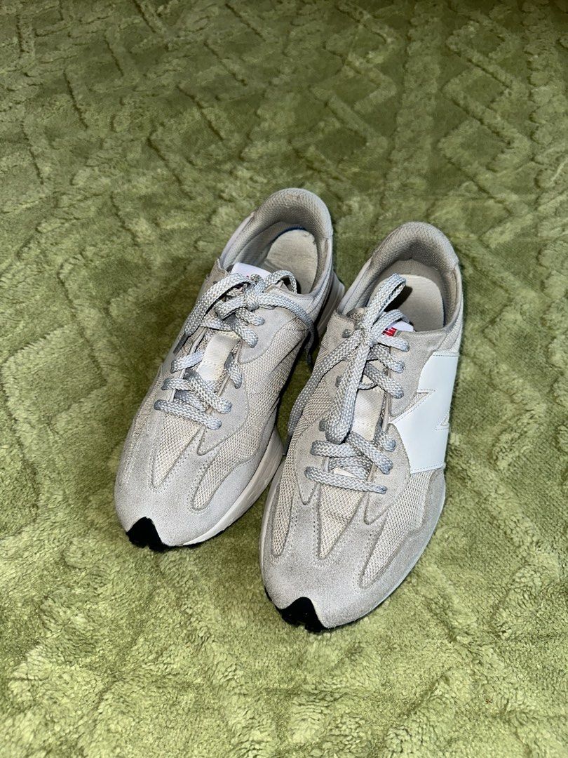 New Balance 327 Grey Silver (Category: Sneakers) located in Quezon City. Submitted by repa_ (Listing ID 1467974974, Image 2). Description: Size 9 Issues: need deep clean and well used .