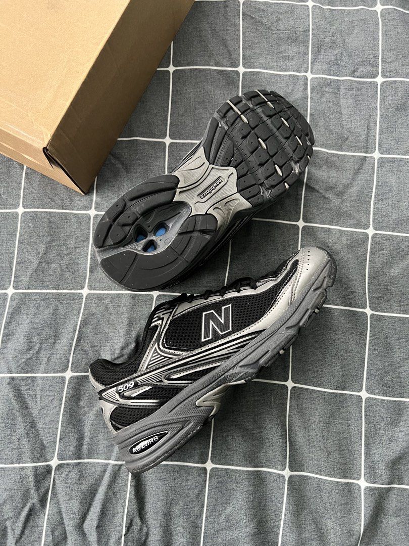 New Balance 509 Black Silver (Category: Sneakers) located in Manila. Submitted by jdstrll (Listing ID 1467965796, Image 3). Description: New Balance 509 Black Silver l U509E1 Size: Euro: 42 UK: 8.5 - Reason to sale, Decluttering since hindi na masyadong ginagamit - issue already posted -no box tinapon ng mom ko since ayaw niya madaming box sa house 🚚Mode of Delivery: J&T/Lalamove/Meet up 🫴🏼 Price Still Negotiable 📦We ship nationwide: Luzon/Vi