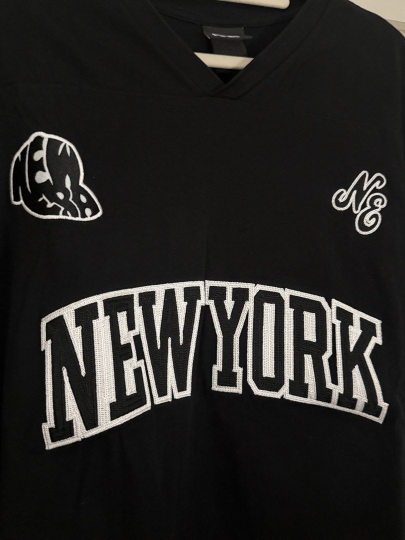 New Era Wordmark Short Sleeve Jersey (Category: Tshirts & Polo Shirts ) located in Pasig City. Submitted by kurtlorraine (Listing ID 1467857848, Image 2). Description: - Brand: New Era - Style: V-neck jersey oversized shirt - Color: Black - Unisex - Used once only RFS: Too big for me.