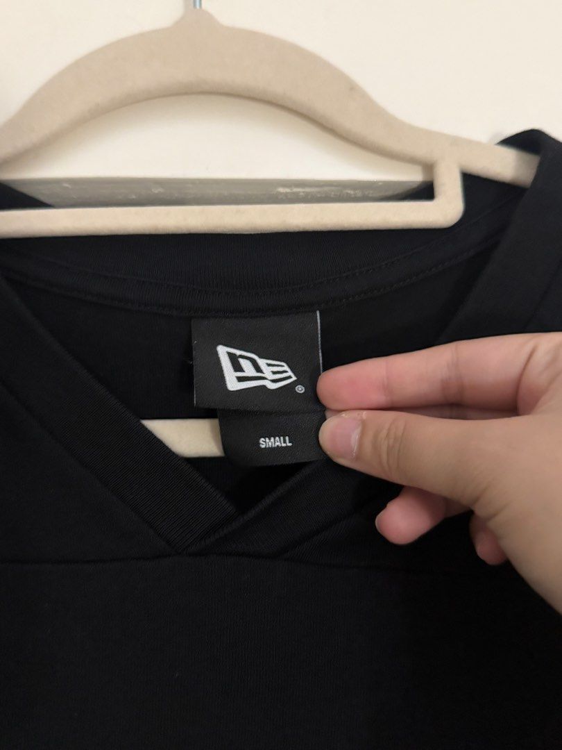 New Era Wordmark Short Sleeve Jersey (Category: Tshirts & Polo Shirts ) located in Pasig City. Submitted by kurtlorraine (Listing ID 1467857848, Image 3). Description: - Brand: New Era - Style: V-neck jersey oversized shirt - Color: Black - Unisex - Used once only RFS: Too big for me.