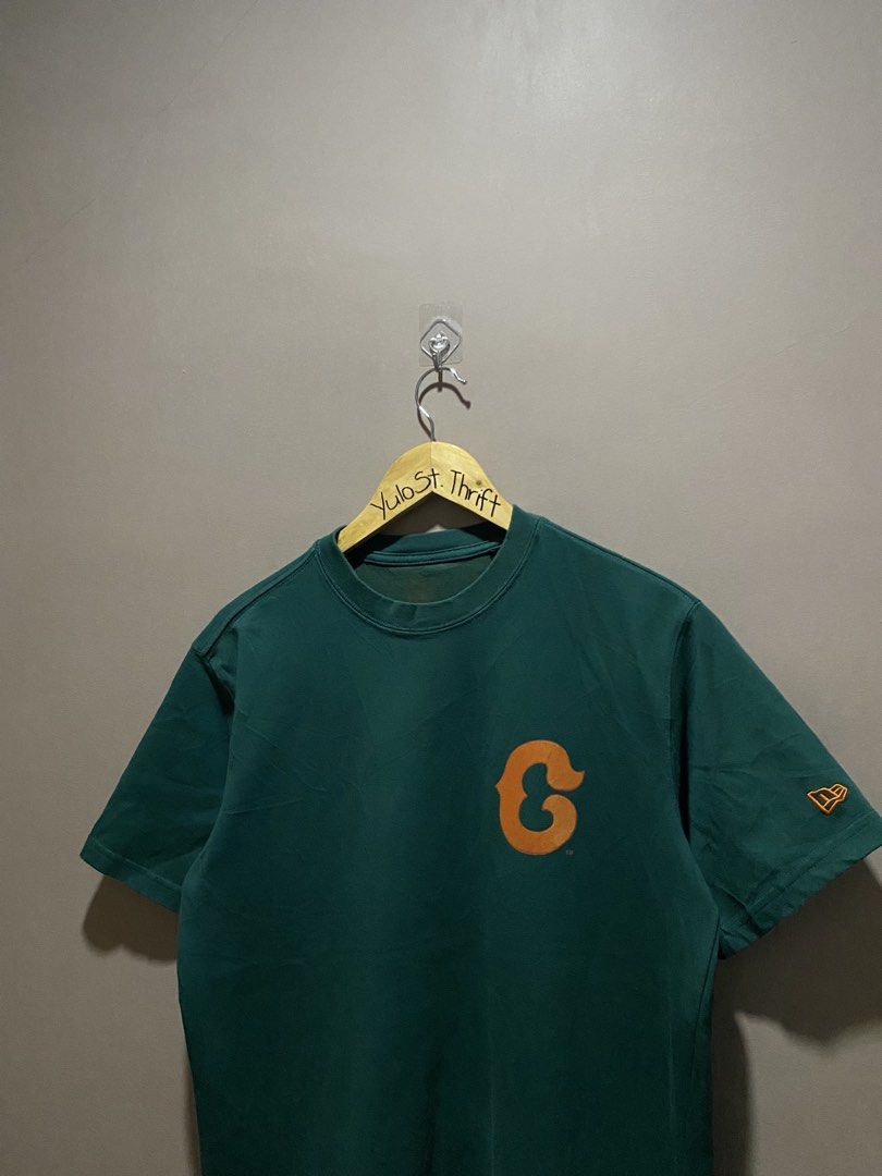 New era x MLB (Category: Tshirts & Polo Shirts ) located in Iloilo. Submitted by yulostreet.thrift (Listing ID 1467973990, Image 2). Description: New Era x MLB tee Complete tags Size M on tags 21.5Wx27L Best fit M-L Features a logo print on the chest and several patches on the hem. New era embroidered logo on the left sleeve. 9.5/10 CR Excellent condition.