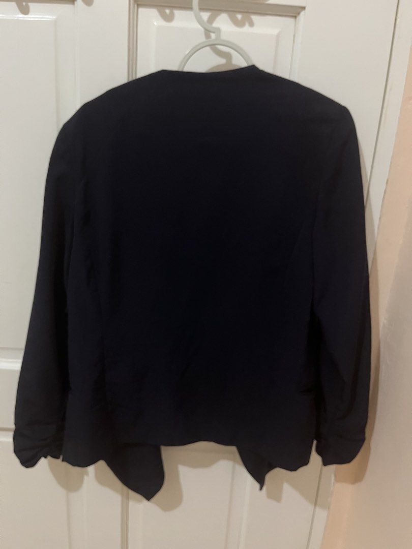 New Look Navy Blue Blazer Medium Size (Category: Coats, Jackets and Outerwear) located in San Pablo. Submitted by restoredchic (Listing ID 1467987309, Image 3). Description: New Look Waterfall Open Front Blazer. It features an unfastened draped collar, 2 side pockets, and gathered or ruched 3/4 sleeves. With lining and light shoulder padding Cleaned and sanitised Like new, no flaws Fit for Medium Size Measurements : Lay Flat ( in Inches) Length- 