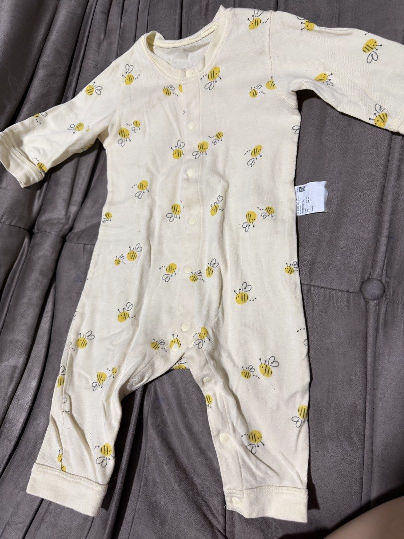 Newborn Baby Bundle clothing (Category: Babies & Kids Fashion) located in San Juan City. Submitted by sparkyyyy (Listing ID 1467873980, Image 2). Description: For newborns-9 months Preloved Get all for 430 pesos only Slide 1: 50 pesos 1 hat 3 bibs 1 shorts (0-3 mo) 3 pajamas (0-3 mo) Slide 2: 80 pesos Uniqlo onesie size 70 (6-10months based kay uniqlo) Slide 5: 100 pesos H&m set: longsleves onesie + pajama 2-4mo on tag (my baby still used it unti