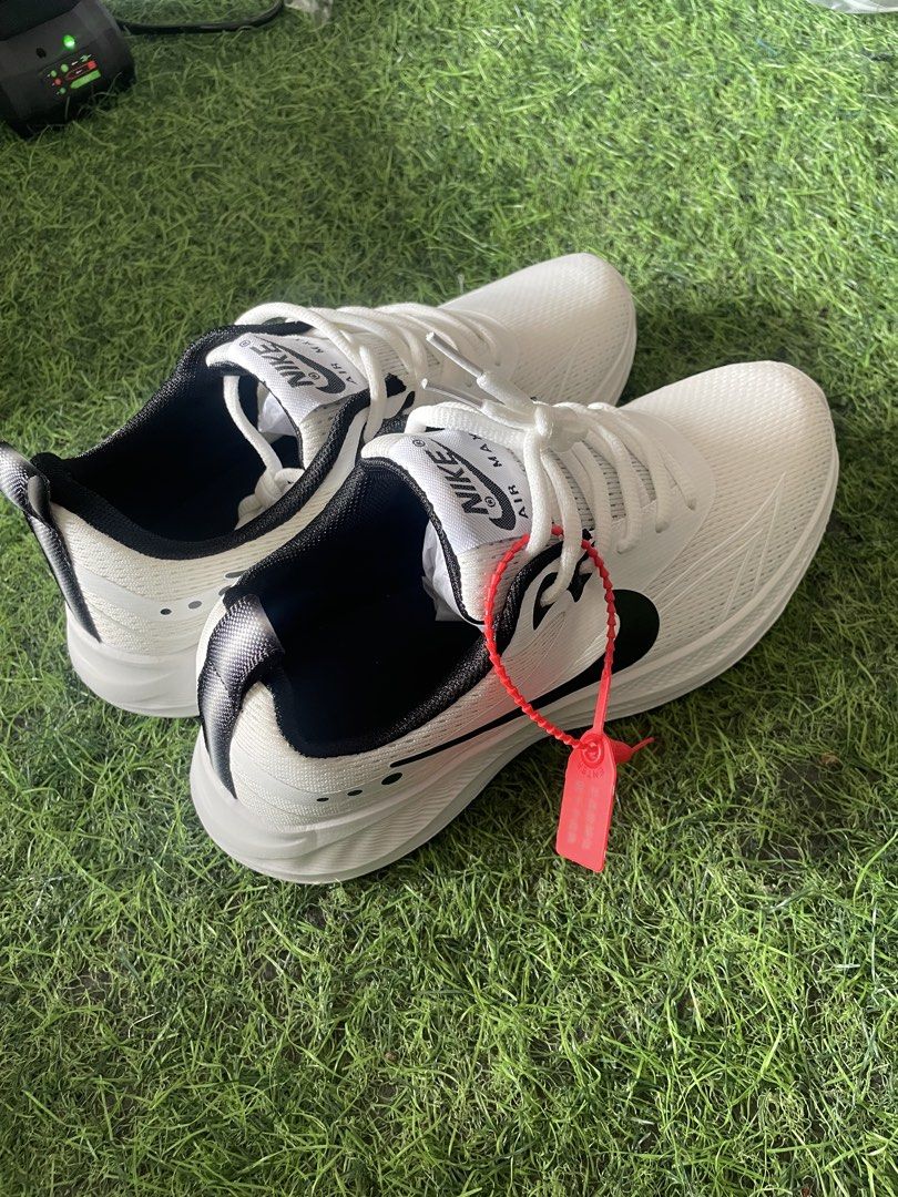 Nike Air Max White Black Running Shoes (Category: Sneakers) located in Manila. Submitted by alaineramos (Listing ID 1467929137, Image 2). Description: Brandnew Available size : 41-42 Unisex .