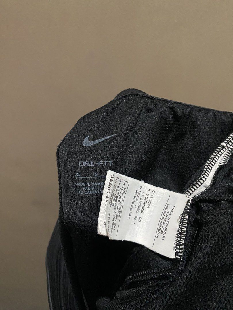 Nike big swoosh (Category: Shorts) located in Iloilo. Submitted by yulostreet.thrift (Listing ID 1467980419, Image 3). Description: Nike big swoosh shorts Size XL on tags Complete tags 30-36 waist 20.5 length 12.5 leg opening Features the iconic nike big swoosh on the side. 9.7/10 CR Excellent condition.