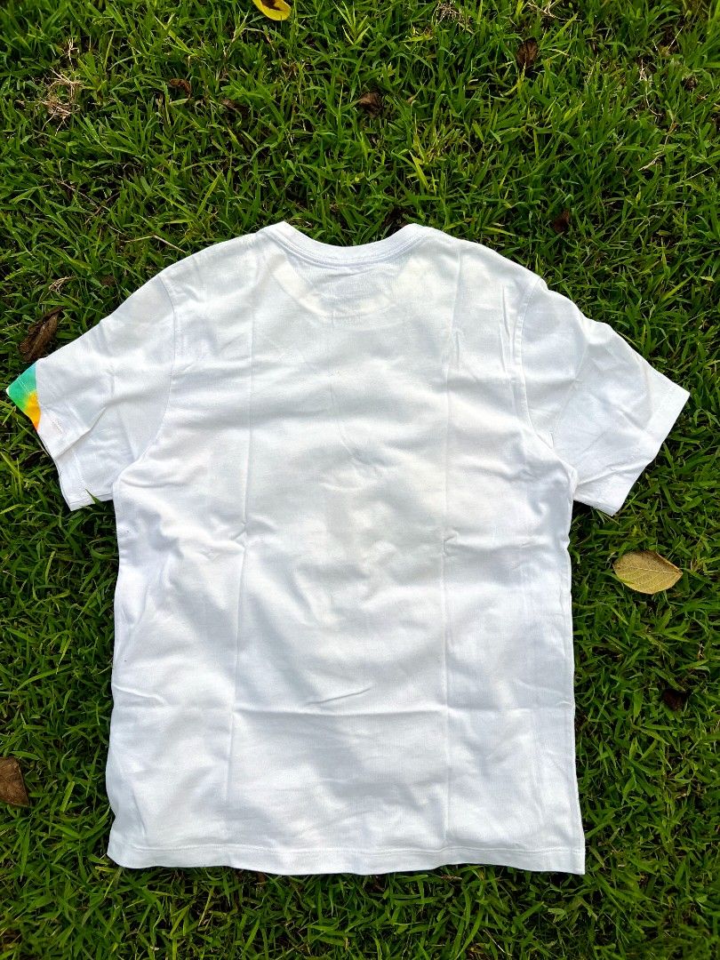 Nike Big Swoosh tshirt (Category: Activewear) located in General Mariano Alvarez. Submitted by trifcloset (Listing ID 1467983997, Image 3). Description: Nike Big Swoosh tshirt Size Large on tag Best fit to Medium 9.5 Condition 1000+sf.