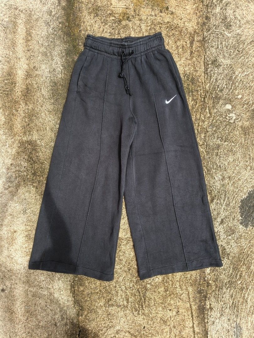 Nike Black Sweatpants Size S (Category: Joggers) located in Manila. Submitted by gamierjohn28952 (Listing ID 1467943047, Image 1). Description: - Brand: Nike - Item: Wide-leg fleece sweatpants - Color: Black with embroidered white Swoosh on left hip - Size: Small (Tag intact) - Style Code: CU6157-010 - Material: Soft fleece, made in Pakistan - Features: Elastic drawstring waistband and trendy front seam details - Condition: Great for comfortable,
