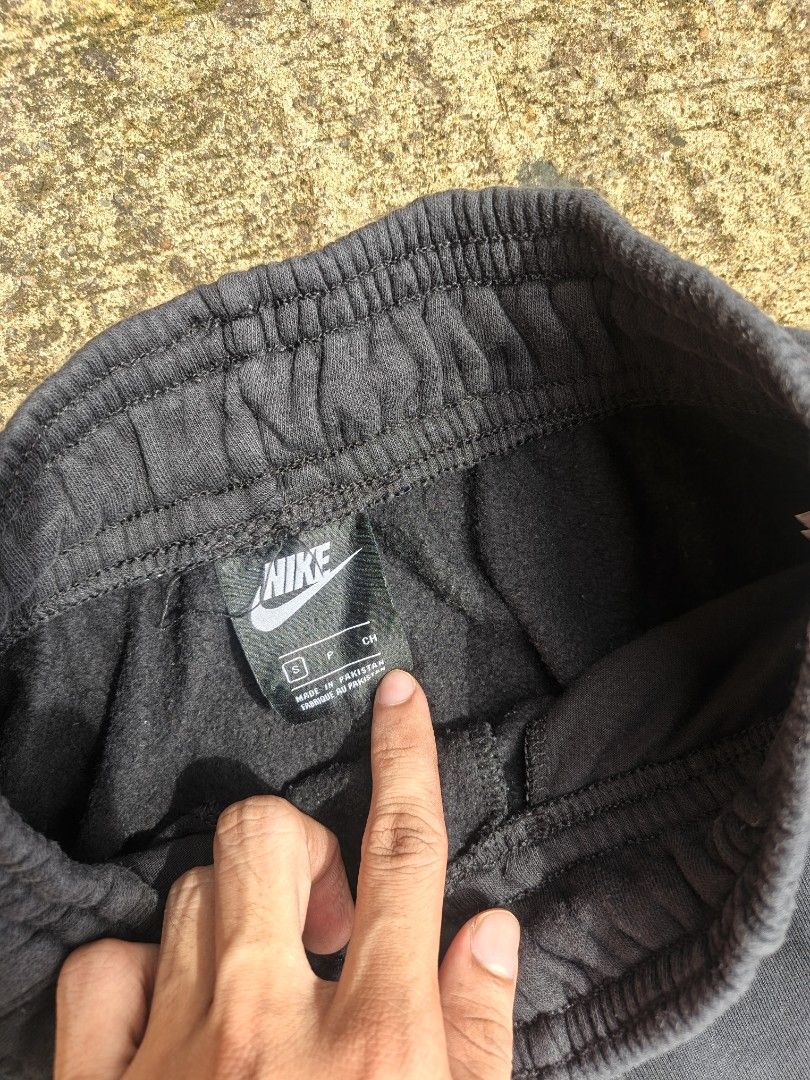 Nike Black Sweatpants Size S (Category: Joggers) located in Manila. Submitted by gamierjohn28952 (Listing ID 1467943047, Image 2). Description: - Brand: Nike - Item: Wide-leg fleece sweatpants - Color: Black with embroidered white Swoosh on left hip - Size: Small (Tag intact) - Style Code: CU6157-010 - Material: Soft fleece, made in Pakistan - Features: Elastic drawstring waistband and trendy front seam details - Condition: Great for comfortable,