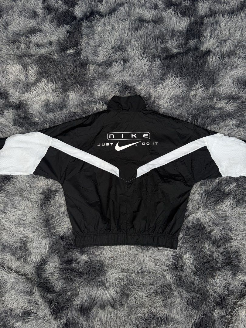 Nike Black White Windbreaker Jacket (Category: Coats, Jackets and Outerwear) located in Manila. Submitted by re_wear26 (Listing ID 1467880034, Image 3). Description: width 24 length 25 Color rate: 9.8/10 Issue: Check comment color may vary due to lighting check comment section for more details 850.