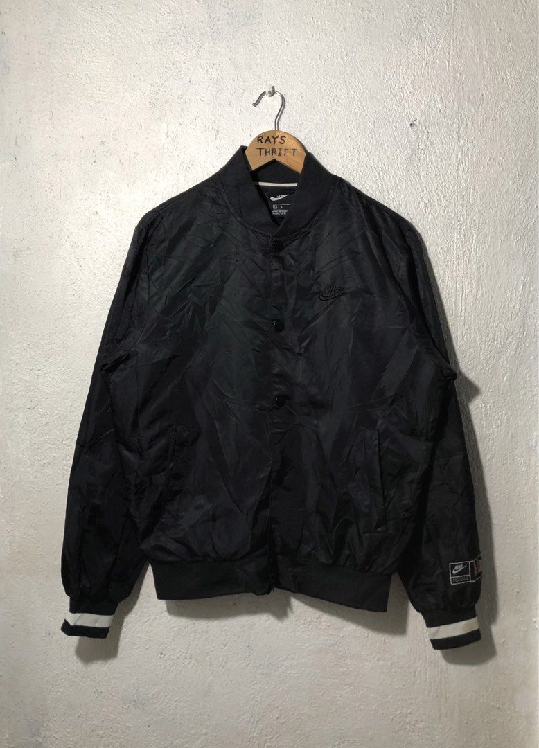 Nike Air Baseball Jacket (Category: Coats, Jackets and Outerwear) located in Dumaguete. Submitted by raysthrift (Listing ID 1467869310, Image 1). Description: ✅Nike Air Baseball Jacket -22.5x26 -9.8/10 color rate -Embroidered logo back -Excellent condition -Cut washtag only -issue minimal yellow stain sa left ribbings washable only.
