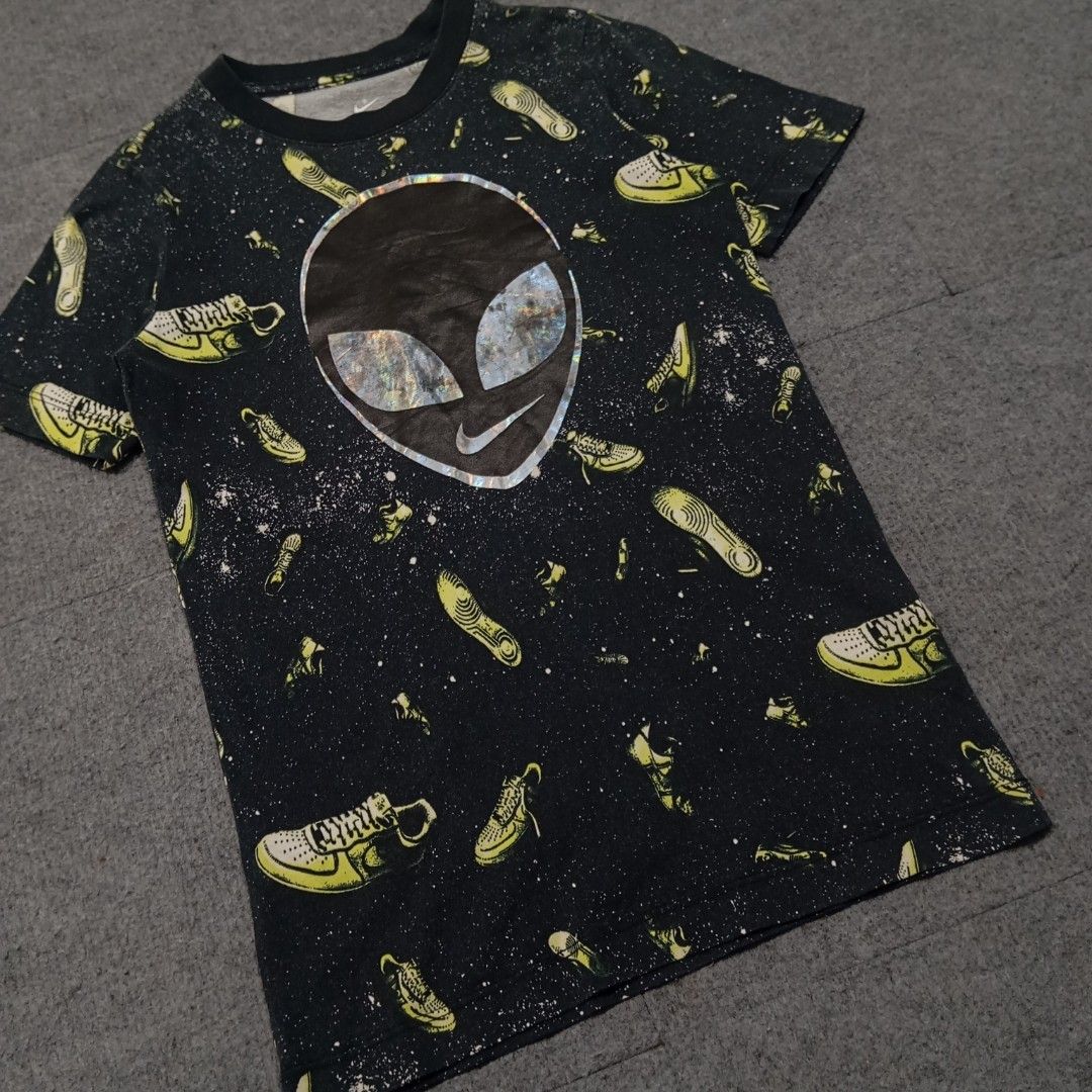 Nike Boys Alien AOP Tshirt (Category: Babies & Kids Fashion) located in Taguig. Submitted by sito. (Listing ID 1467873945, Image 3). Description: For sale! 📣 Nike Boys Alien AOP T-Shirt Specs and measurements: • Size Small • Length 24 inches • Width 14.5 inches Condition Details: • Good Condition • Color rate: 10/10 • Overall Condition: 10/10 Price: ~ ₱210 Transaction Details: Location: Upper Bicutan, Taguig City, Metro Manila, 1633 Payment: Gca
