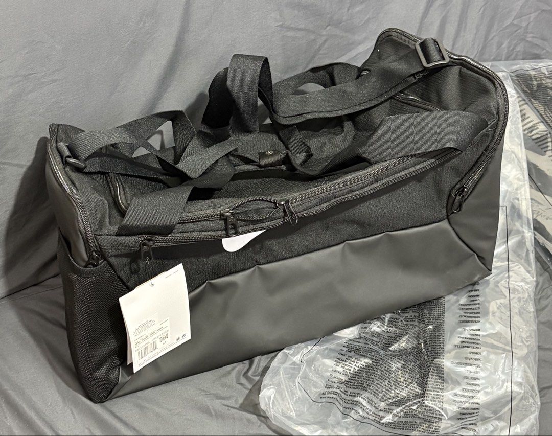 Nike Brasilia Training Duffel Bag (Small, 41L) (Category: Sling Bags) located in Manila. Submitted by shoepatos4u (Listing ID 1467841718, Image 2). Description: Spacious zip main compartment provides easy access to your gear. Inner zip pocket stashes your valuables. Adjustable shoulder strap and dual handles give you comfortable carrying options. Ventilated side pocket keeps dirty shoes and sweaty clothes separate from your clean gear. Side pocke