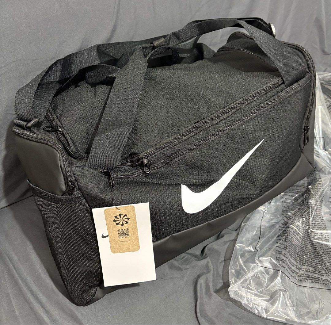 Nike Brasilia Training Duffel Bag (Small, 41L) (Category: Sling Bags) located in Manila. Submitted by shoepatos4u (Listing ID 1467841718, Image 1). Description: Spacious zip main compartment provides easy access to your gear. Inner zip pocket stashes your valuables. Adjustable shoulder strap and dual handles give you comfortable carrying options. Ventilated side pocket keeps dirty shoes and sweaty clothes separate from your clean gear. Side pocke