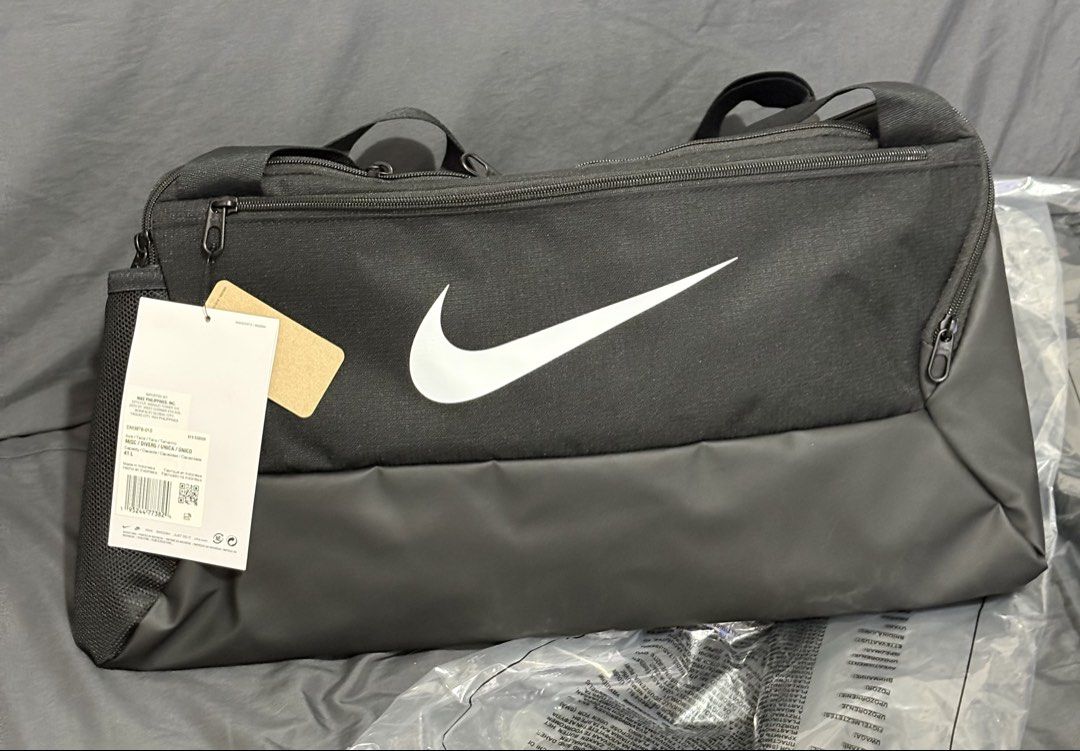 Nike Brasilia Training Duffel Bag (Small, 41L) (Category: Sling Bags) located in Manila. Submitted by shoepatos4u (Listing ID 1467841718, Image 3). Description: Spacious zip main compartment provides easy access to your gear. Inner zip pocket stashes your valuables. Adjustable shoulder strap and dual handles give you comfortable carrying options. Ventilated side pocket keeps dirty shoes and sweaty clothes separate from your clean gear. Side pocke