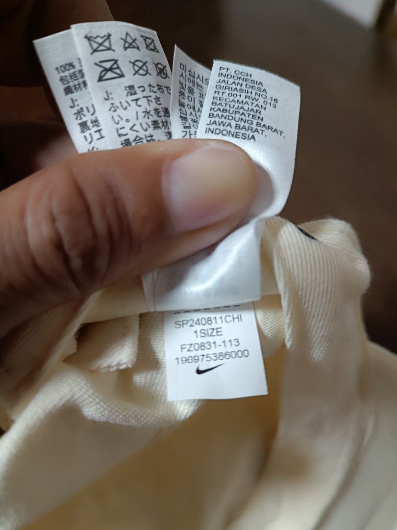Nike cap 6 panel (Category: Activewear) located in Cadiz. Submitted by jhasspher1987_ (Listing ID 1467860176, Image 3). Description: Nike cap 6panel Excellent condition Size.1 Color rate 10/10 No issue Pm loc negros occidental cadiz city.