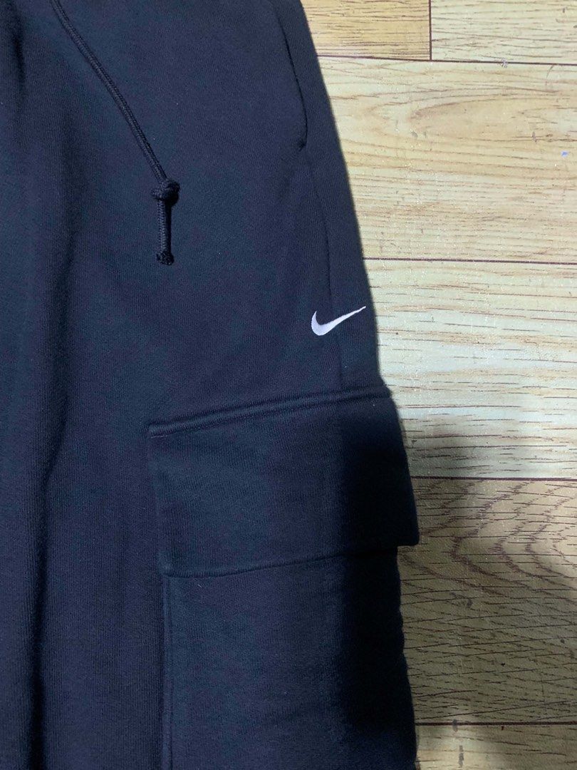NIKE CARGO BAGGY SWEATPANT (Category: Joggers) located in Quezon. Submitted by ken2x_thrift (Listing ID 1467994331, Image 2). Description: - Brand: Nike - Color: Black - Size: XS (Extra Small) - Material: 100% Cotton - Origin: Made in Cambodia - Waistband: Elastic with adjustable drawstring - Pockets: Dual side cargo pockets - Details: Embroidered white Nike swoosh near the left pocket - Fit: Relaxed fit through the leg - Condition: Excellent / W