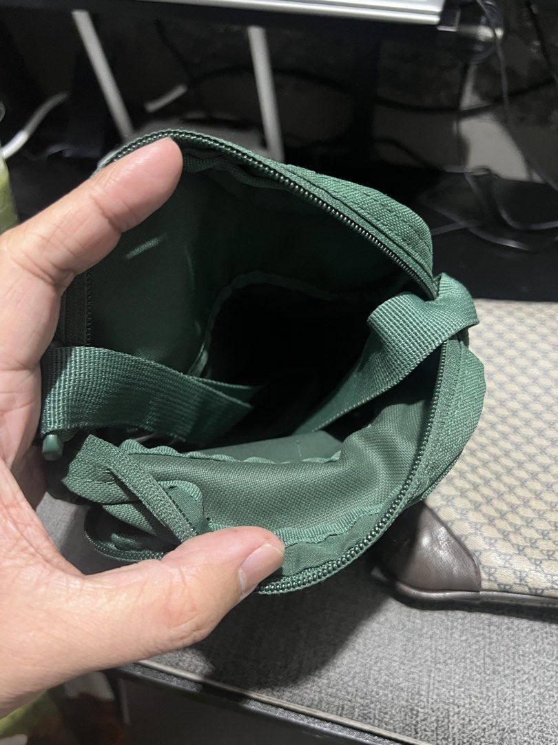 Nike Crossbody bag (Category: Sling Bags) located in Manila. Submitted by declutterbyron (Listing ID 1467866733, Image 3). Description: Authentic Nike Sling Can meet around BGC.