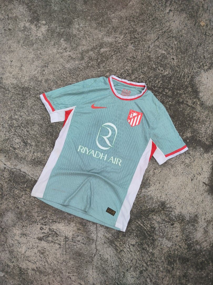 Nike Football Jersey (Category: Tshirts & Polo Shirts ) located in Midsayap. Submitted by rogeandrei29987 (Listing ID 1468030494, Image 2). Description: 📌Nike Riyadh Football Jersey •M on tag •18.5x27.5 •9.5/10 cr •Stain/hairlines sa "Dri-Fit" •Sa team print no issue •Vgood Condi MOP: Gcash Courier✈️: Flash Express Unli vouch/Vc with item Loc: Parang, Maguindanao❤️.