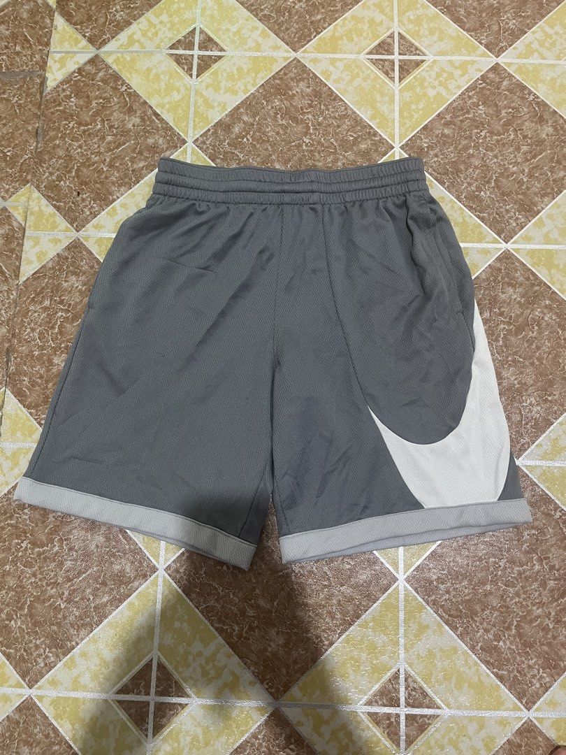 Nike hbr big logo short (Category: Shorts) located in Gapan. Submitted by xxkaboom (Listing ID 1467891450, Image 3). Description: 27-30 width 17 length Size large youth pero xs tosmall adult kasya Verygood condition 9.5 colorate Minimal runs Nueva ecija loc .