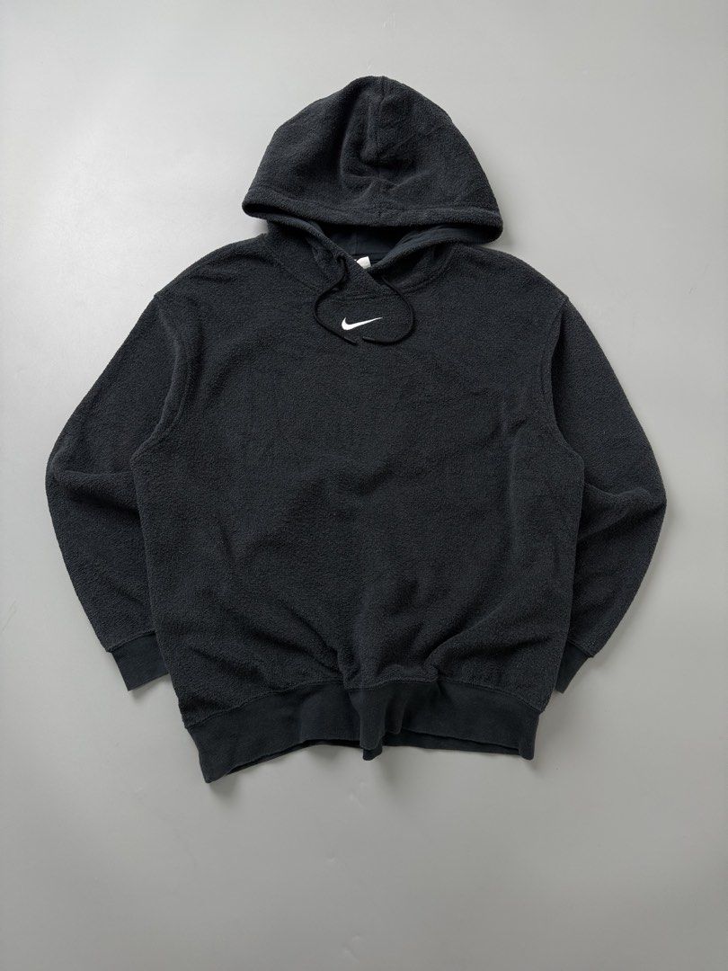 Nike mid logo (Category: Coats, Jackets and Outerwear) located in Pila. Submitted by villanueva80826 (Listing ID 1467989111, Image 1). Description: Nike midswoosh Size:large •Width:23.5 •Length:26.5 •like towel material •Condition:9.5/10 •Color rate:9.5/10 Mine:680 +Shipping fee Issue:none .