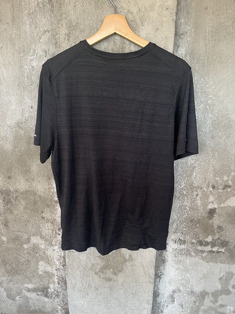 Nike running drifit tshirt (Category: Tshirts & Polo Shirts ) located in Gapan. Submitted by xxkaboom (Listing ID 1467908677, Image 2). Description: 20x26 dimes Verygood condition 9.5 colorate Nueva ecija loc.