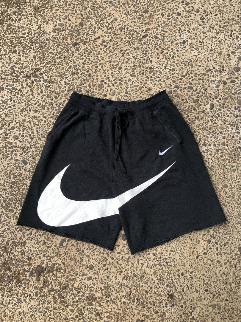 Nike short big swoosh (Category: Shorts) located in Talisay. Submitted by thrift_ni_cj (Listing ID 1467948274, Image 1). Description: W: free L: 21 Hem: 14 very minimal flaws.