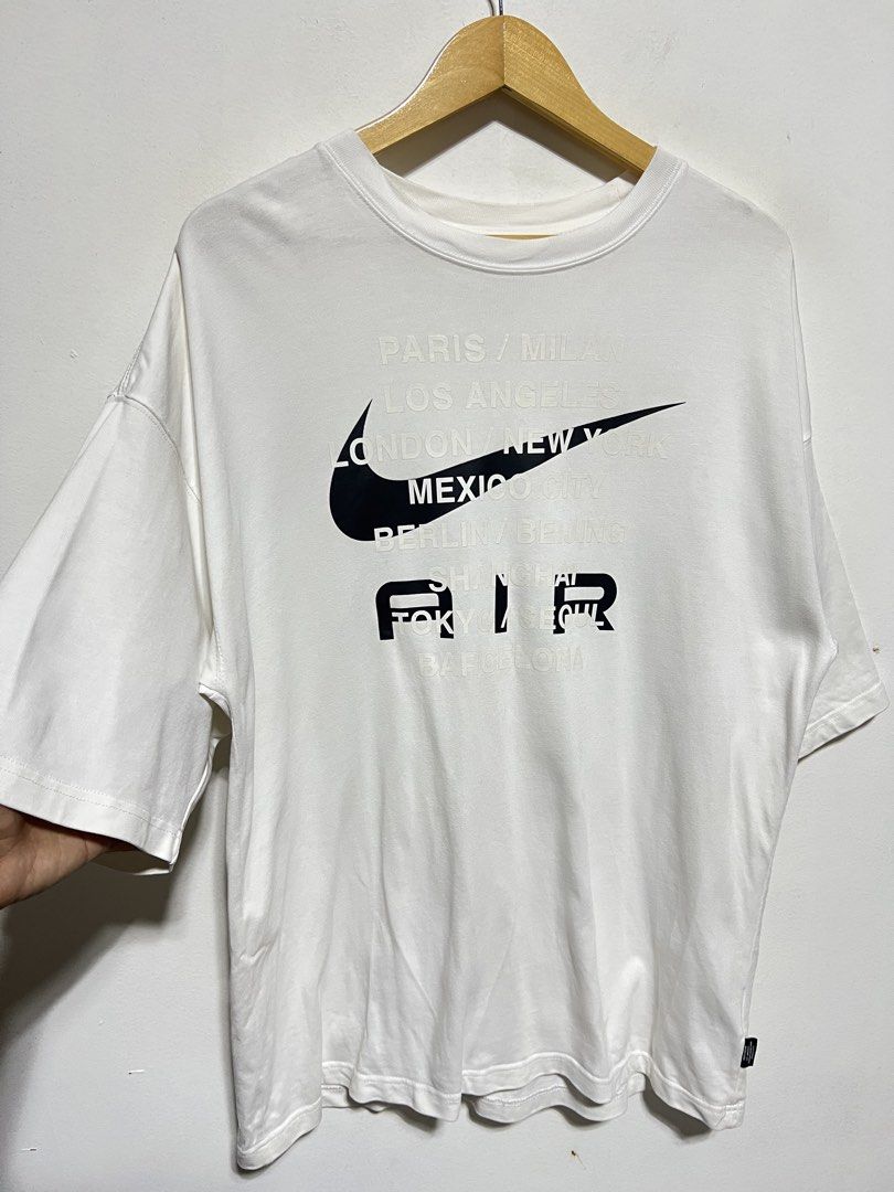 NIKE SPORTSWEAR AIR OVERSIZED TEE (Category: Tshirts & Polo Shirts ) located in Compostela. Submitted by kimoykimoy (Listing ID 1467907016, Image 2). Description: 🔘N1KË SPÖRTSWËÄR A1R OVERSIZED TEE FOR MEN🔘 Medium on tag fit to Large Dimension: 23x30 Color rate & Condition: 10/10 Issue: None *Heavy Cotton Fabrics, Rubberized logo Authentic/Legit Like new Location: Compostela, Davao de Oro, Mindanao Disclaimer: Not affiliated with any of the bra