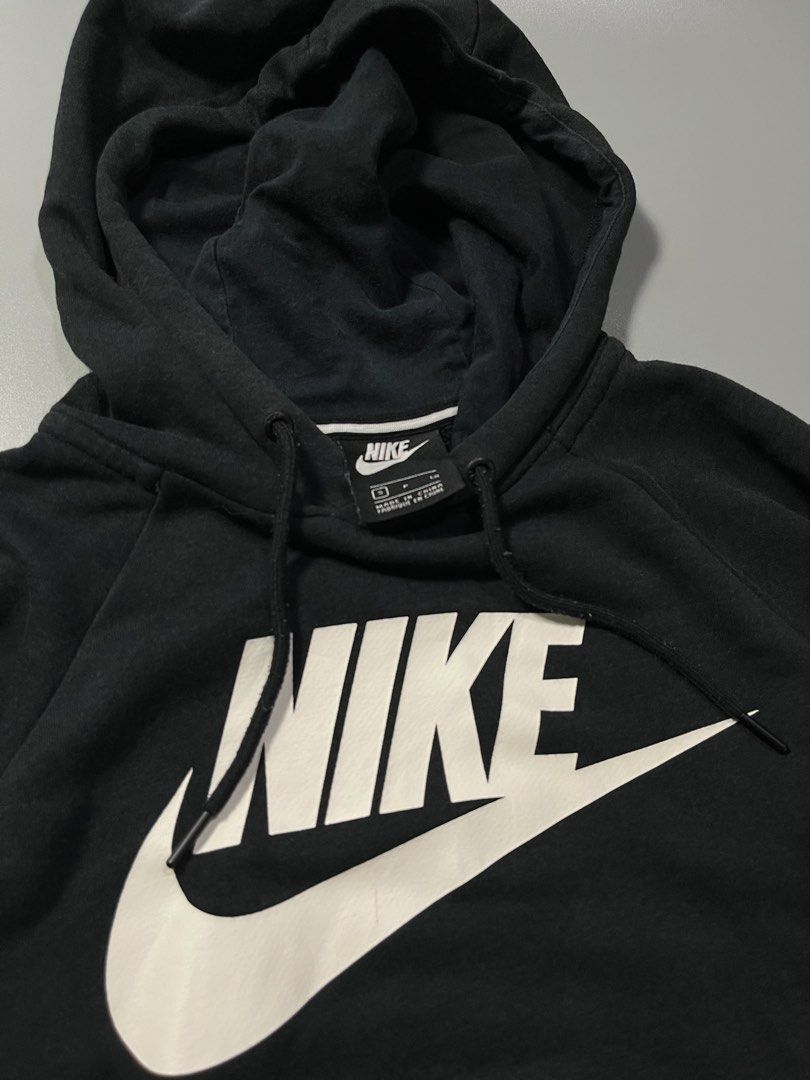 NIKE SPORTSWEAR PULLOVER HOODIE (Category: Babies & Kids Fashion) located in Manila. Submitted by s4intk (Listing ID 1467842065, Image 3). Description: KIDS WEAR ‼️ 18 x 22 ‼️ 7/10 CONDITION ‼️.