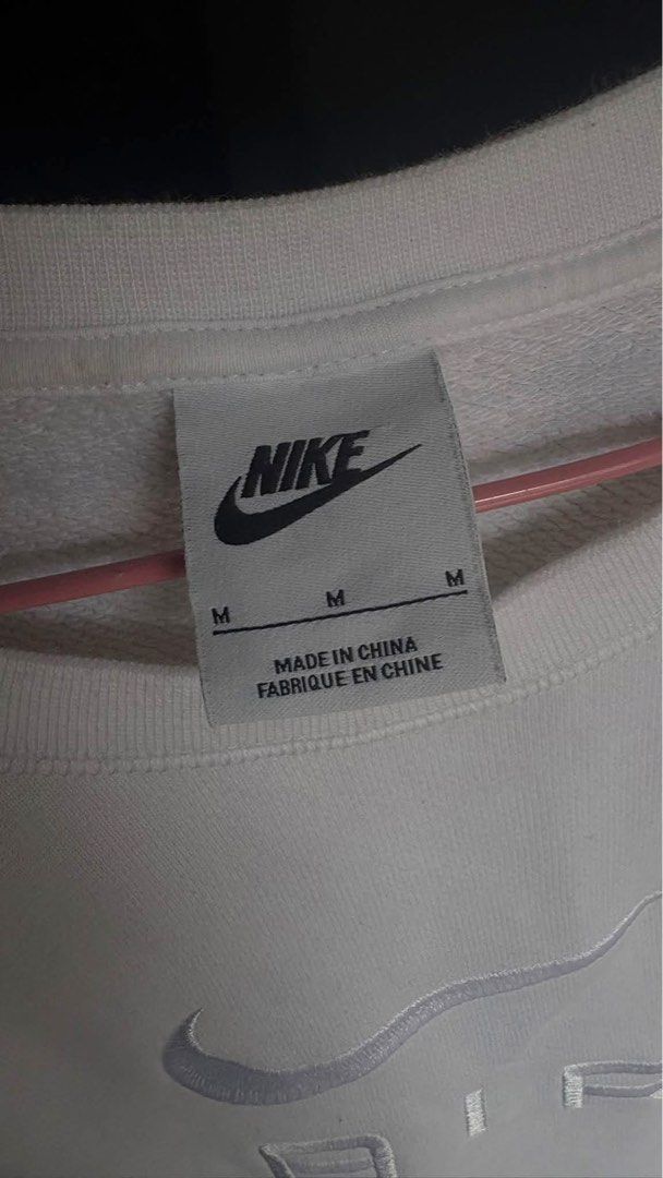 NIKE SWEATSHIRT COMPLETE TAGS (Category: Coats, Jackets and Outerwear) located in Baguio. Submitted by mariascloset.ph (Listing ID 1467848614, Image 2). Description: NIKE SWEATSHIRT.