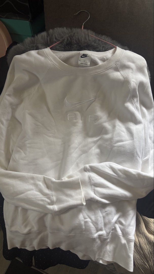 NIKE SWEATSHIRT COMPLETE TAGS (Category: Coats, Jackets and Outerwear) located in Baguio. Submitted by mariascloset.ph (Listing ID 1467848614, Image 3). Description: NIKE SWEATSHIRT.