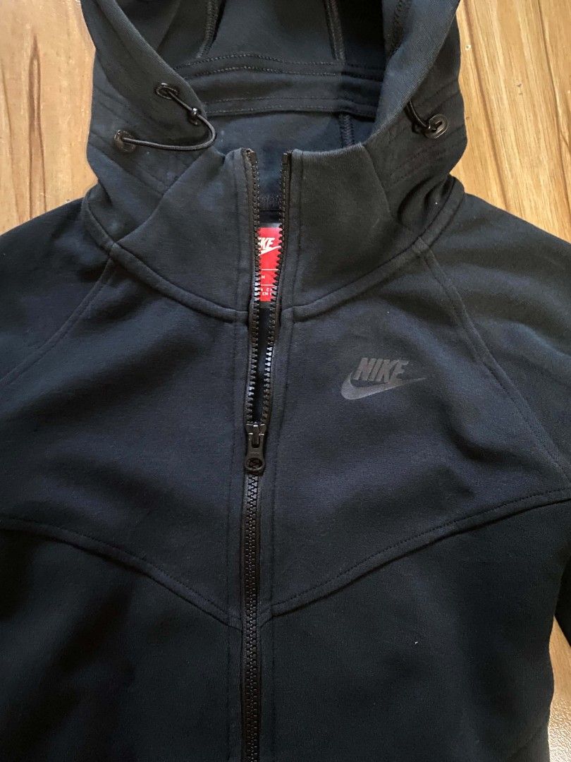 NIKE TECH FLEECE WIND RUNNER WOMEN'S (Category: Coats, Jackets and Outerwear) located in Quezon City. Submitted by thriftwithtian.ph (Listing ID 1468020020, Image 3). Description: NIKE TECH FLEECE WIND RUNNER WOMEN'S SIZE: SMALL 18X24 AS NEW CONDITION NO ISSUE.