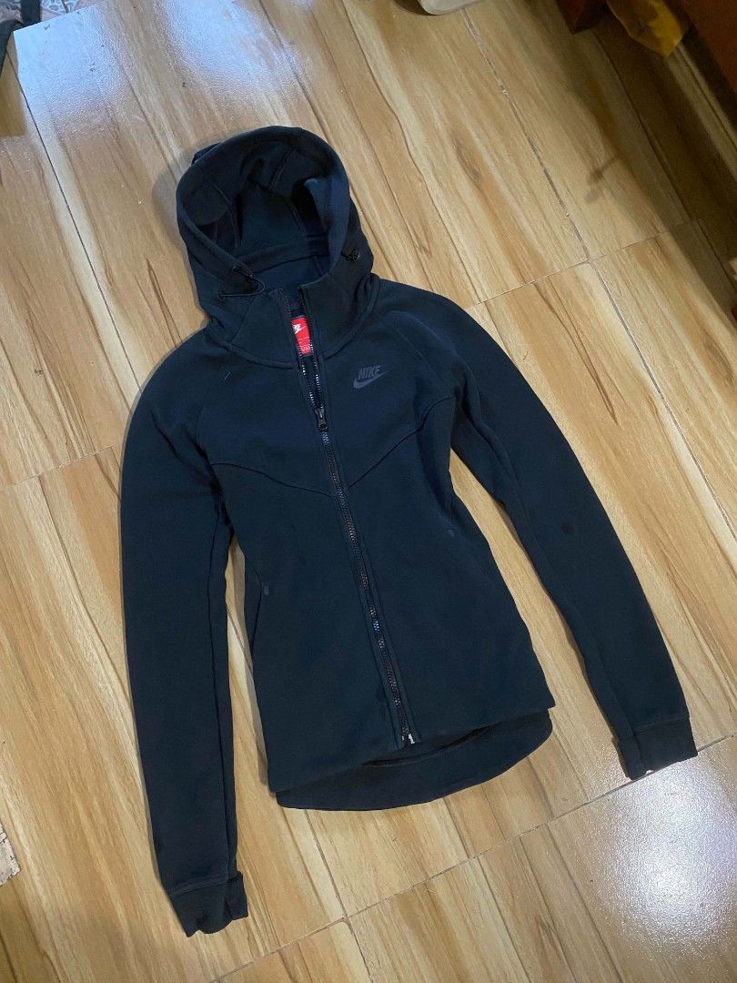 NIKE TECH FLEECE WIND RUNNER WOMEN'S (Category: Coats, Jackets and Outerwear) located in Quezon City. Submitted by thriftwithtian.ph (Listing ID 1468020020, Image 2). Description: NIKE TECH FLEECE WIND RUNNER WOMEN'S SIZE: SMALL 18X24 AS NEW CONDITION NO ISSUE.