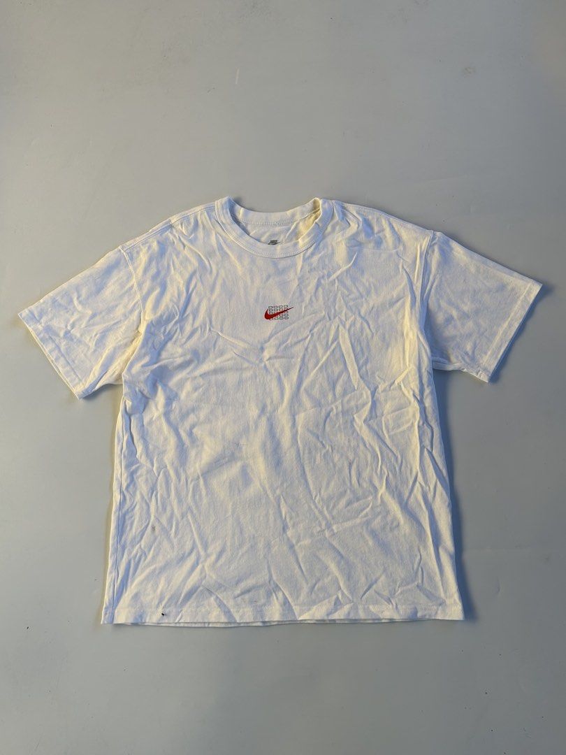 Nike tee loose fit L on tag (Category: Formal Shirts) located in Dasmarinas. Submitted by lencianola35953 (Listing ID 1467945681, Image 1). Description: width: 22 length: 28 color rate: 9/10 washable dirts .