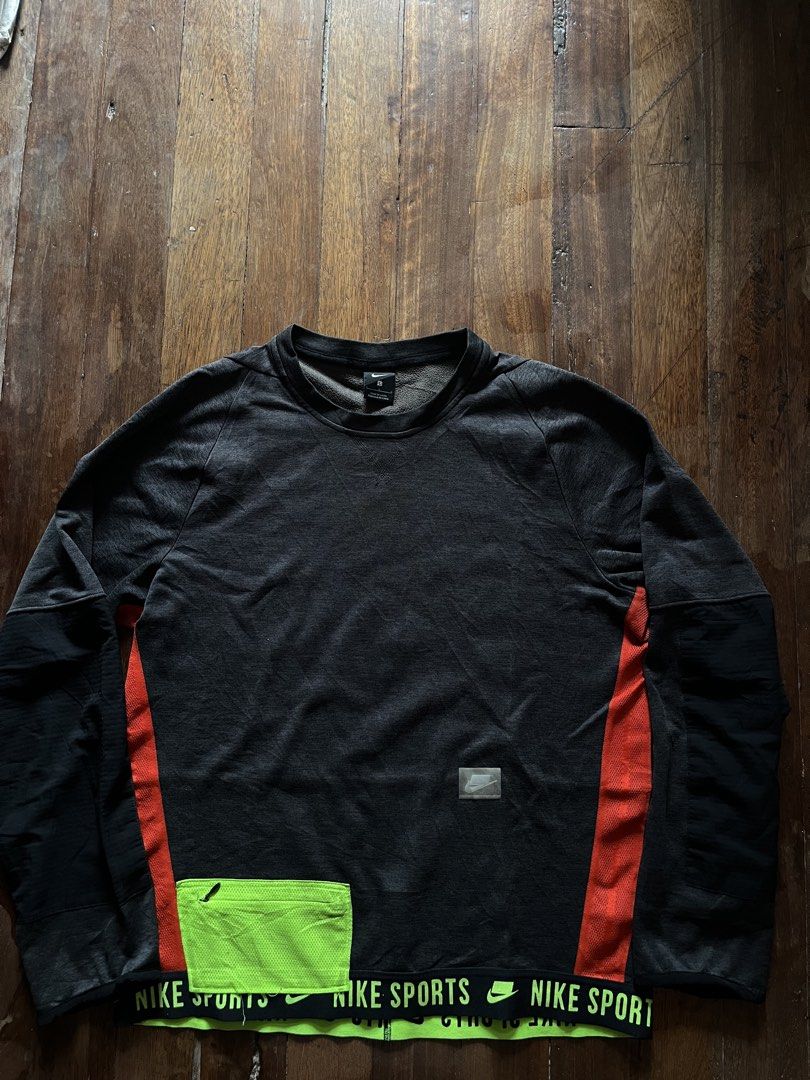 Nike Therma Crew LS / Nike Training Sweatshirt (Category: Coats, Jackets and Outerwear) located in Los Banos. Submitted by lootmeup (Listing ID 1468010900, Image 2). Description: Nike Therma Crew LS / Nike Training Sweatshirt Size: Width: 21.5 Length: 26.5 Mine P500 .
