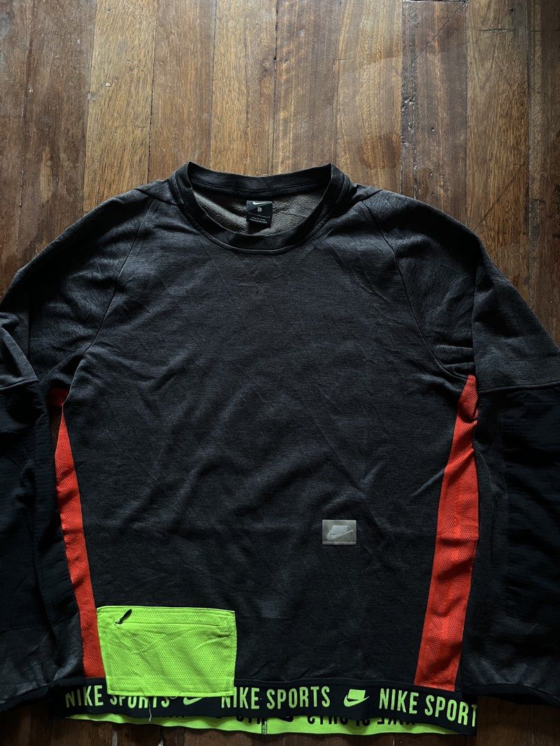 Nike Therma Crew LS / Nike Training Sweatshirt (Category: Coats, Jackets and Outerwear) located in Los Banos. Submitted by lootmeup (Listing ID 1468010900, Image 3). Description: Nike Therma Crew LS / Nike Training Sweatshirt Size: Width: 21.5 Length: 26.5 Mine P500 .
