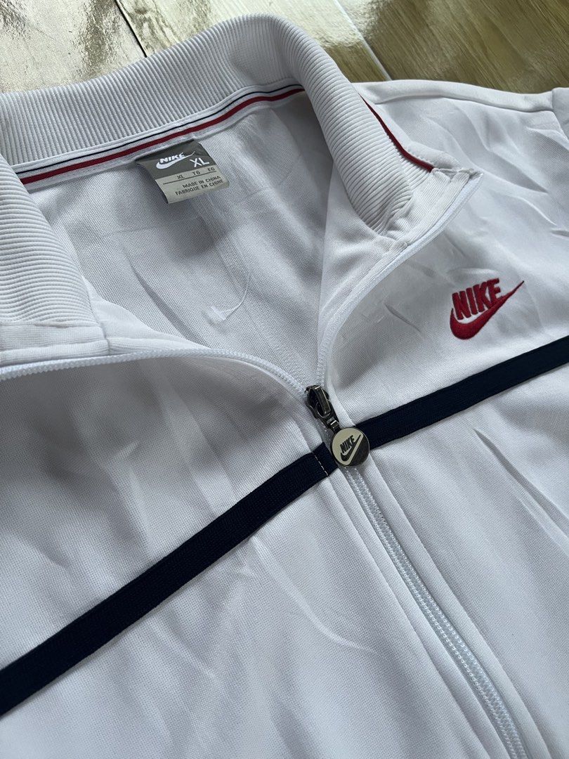 Nike track jacket vintage Y2k (Category: Coats, Jackets and Outerwear) located in Buenavista. Submitted by jamesthrift0001 (Listing ID 1467925339, Image 3). Description: .