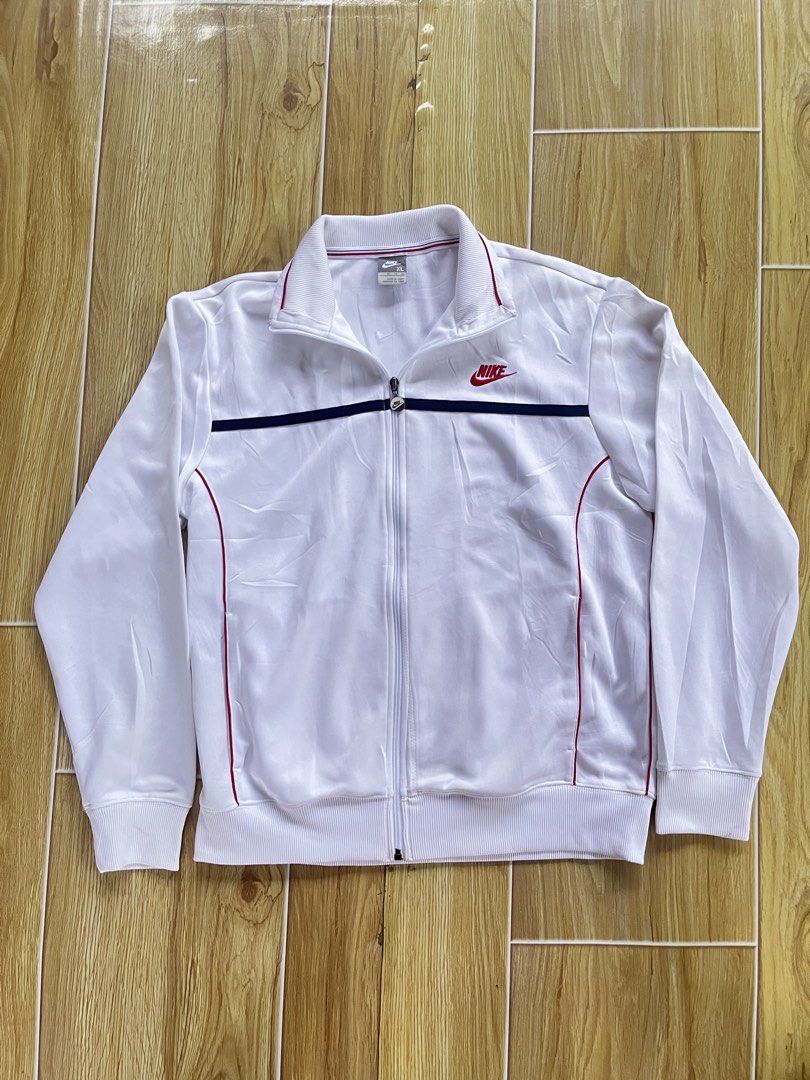 Nike track jacket vintage Y2k (Category: Coats, Jackets and Outerwear) located in Buenavista. Submitted by jamesthrift0001 (Listing ID 1467925339, Image 2). Description: .