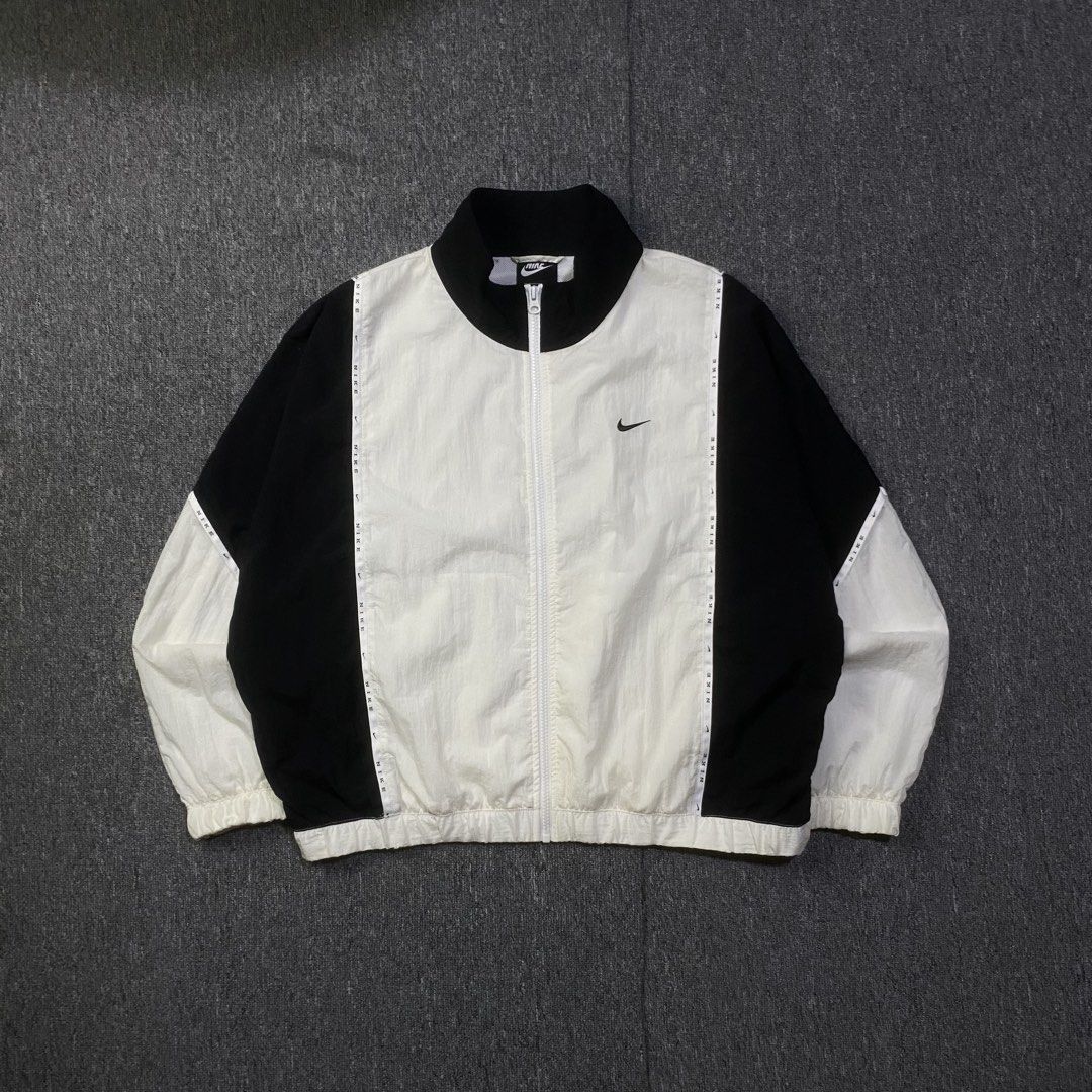 NIKE TWO TONE SCRIPT (Category: Coats, Jackets and Outerwear) located in Manila. Submitted by aym_fortunate (Listing ID 1468034693, Image 1). Description: AS NEW CONDITION. DIMES. WIDTH : 26 LENGTH : 24 XL ON TAG / FIT TO MEDIUM FOR MEN UNISEX. ISSUE : NONE WINDBREAKER. NEGOTIABLE FOR SURE BUYER! .