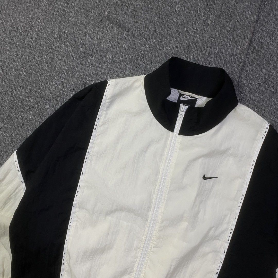 NIKE TWO TONE SCRIPT (Category: Coats, Jackets and Outerwear) located in Manila. Submitted by aym_fortunate (Listing ID 1468034693, Image 3). Description: AS NEW CONDITION. DIMES. WIDTH : 26 LENGTH : 24 XL ON TAG / FIT TO MEDIUM FOR MEN UNISEX. ISSUE : NONE WINDBREAKER. NEGOTIABLE FOR SURE BUYER! .