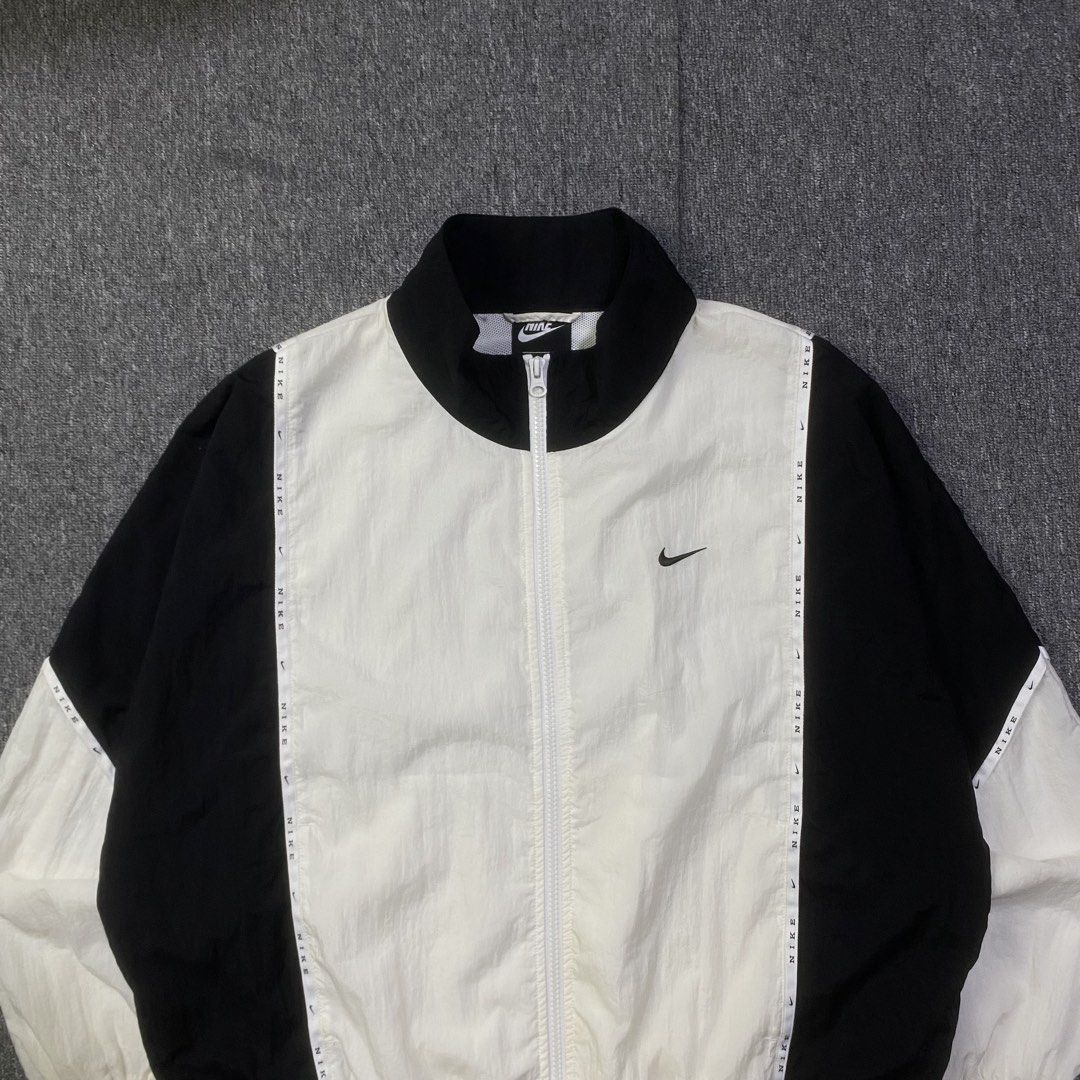 NIKE TWO TONE SCRIPT (Category: Coats, Jackets and Outerwear) located in Manila. Submitted by aym_fortunate (Listing ID 1468034693, Image 2). Description: AS NEW CONDITION. DIMES. WIDTH : 26 LENGTH : 24 XL ON TAG / FIT TO MEDIUM FOR MEN UNISEX. ISSUE : NONE WINDBREAKER. NEGOTIABLE FOR SURE BUYER! .