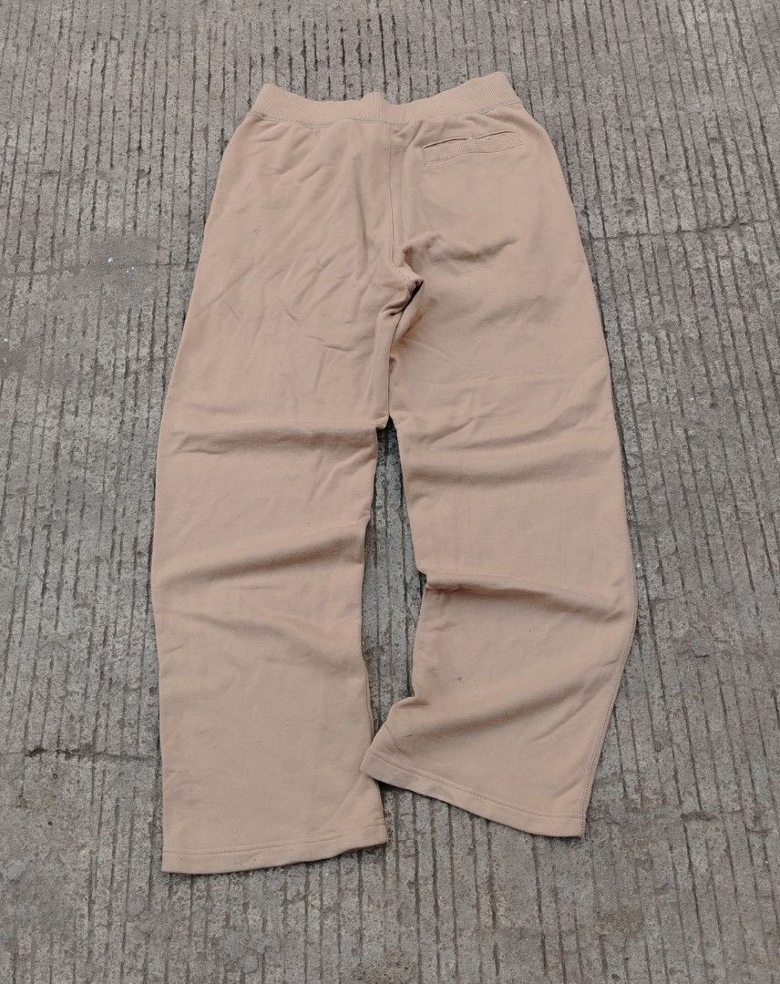 Nike Vintage Baggy sweatpants (Category: Other Bottoms) located in Bocaue. Submitted by adrianberi35876 (Listing ID 1467929787, Image 2). Description: .