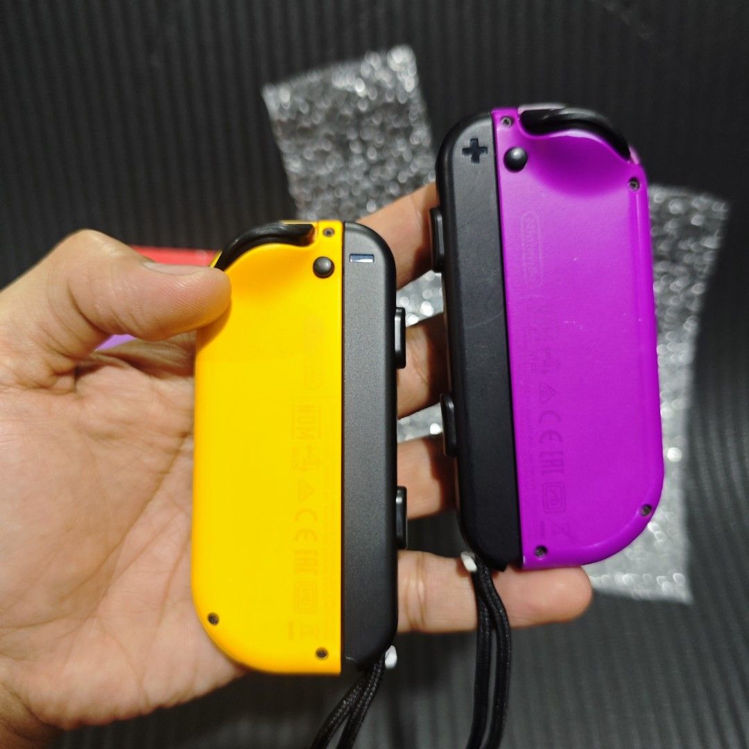 Nintendo Switch Joycon Original (Category: Controllers) located in Quezon City. Submitted by shopme_gadget30 (Listing ID 1467998063, Image 3). Description: kindly read the details first for sale fixed price Good Condition tested and working no drifting all buttons working with minor scratches only compatible to Nintendo switch v1/v2/ or oled original neon purple and neon orange but in reading is white with strap with box qc area meet up: sm north