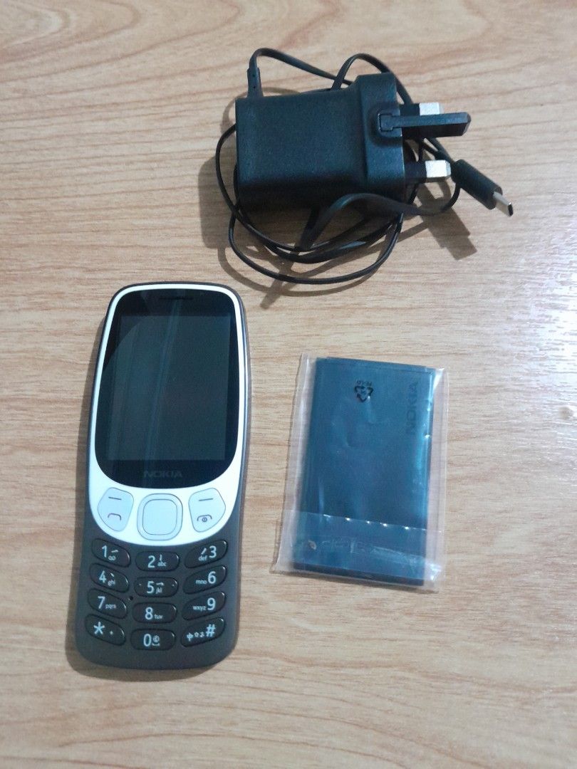 Nokia 3210 4G (Category: Early Generation Mobile Phones) located in San Fernando. Submitted by biancabncbnc (Listing ID 1467870220, Image 3). Description: with minor scratches on the screen.
